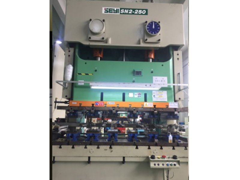 模內(nèi)機(jī)械手沖壓機(jī)